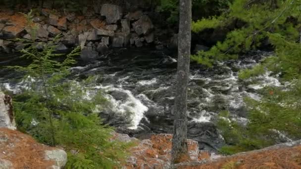 Dramatische Rivier Rotsen Zijn Zichtbare Resultaten Van Miljoenen Jaren Aarde — Stockvideo