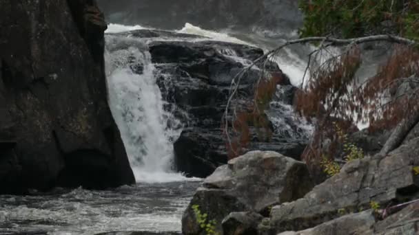 Acqua Schizzi Lontananza Mentre Cascata Giù Alcune Pietre Mozzafiato — Video Stock