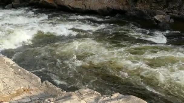 Río Fluyendo Través Roca Sólida Piedra Formación Geológica Visible Antigua — Vídeos de Stock