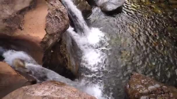 Медленный Вид Воздуха Водопад Небольшой Реке — стоковое видео