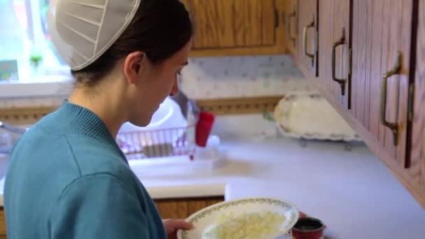 Una Mujer Menonita Añade Queso Plato Casero Cámara Lenta — Vídeos de Stock