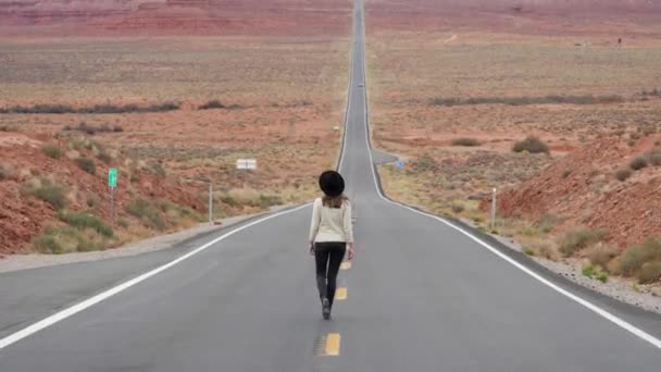 Young Woman Hat Walking Famous Empty Road Leading Sandstone Buttes — Αρχείο Βίντεο