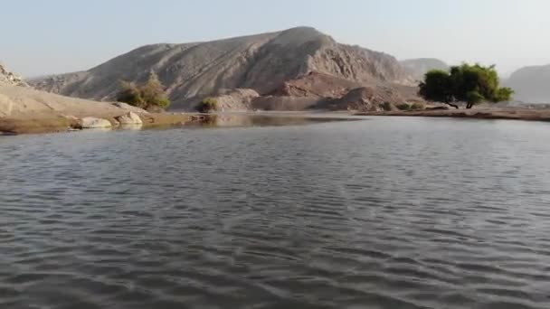 Vista Aérea Revelar Lago Isolado Cercado Por Montanhas Fujairah Emirados — Vídeo de Stock