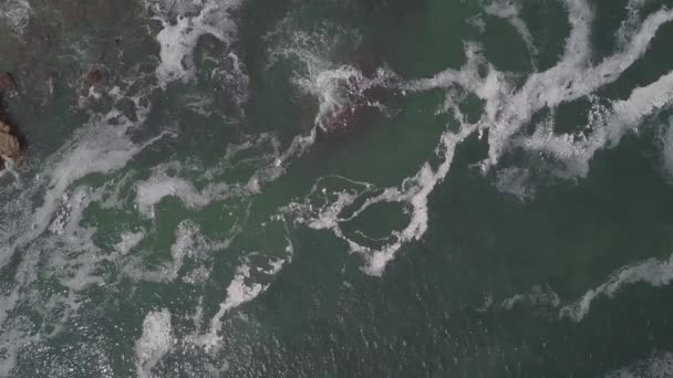 Vertikální Letecký Pohled Pěnění Mělké Zelené Mořské Vody Při Přílivu — Stock video
