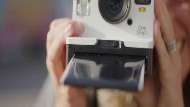 Polaroidkamera Närbild Film Som Går Långsamma Rörelser Utanför — Stockvideo