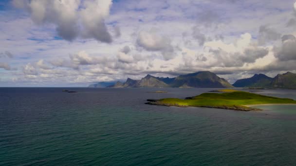 Increíblemente Claro Océano Con Majestuosas Montañas Distancia Hermoso Día Verano — Vídeo de stock