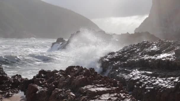 Onde Spettrali Argento Dell Oceano Infrangono Violentemente Sulle Rocce Soleggiate — Video Stock