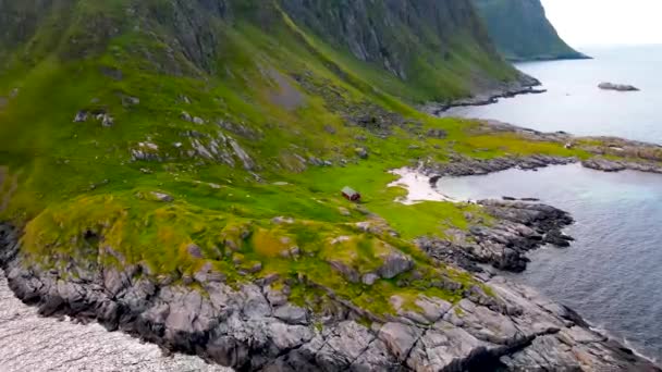 Drone Closing Cabin Foot Mountain Next Beach — Stock Video