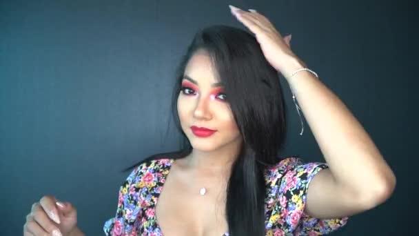 Bela Menina Asiática Sorrindo Retrato Pentear Seu Cabelo — Vídeo de Stock