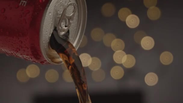 Studio Prodotto Colpo Coke Freddo Versando Vetro Con Belle Luci — Video Stock