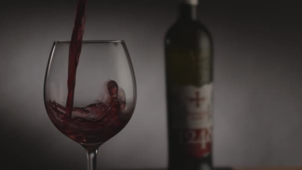 Studio Produkt Strzał Wlanie Czerwonego Wina Szklanki Szarym Tle Ciemniejszym — Wideo stockowe