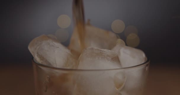 Στιγμιότυπο Προϊόντος Στούντιο Κρύα Κόκα Πέφτει Στο Ποτήρι Πάγο Shot — Αρχείο Βίντεο