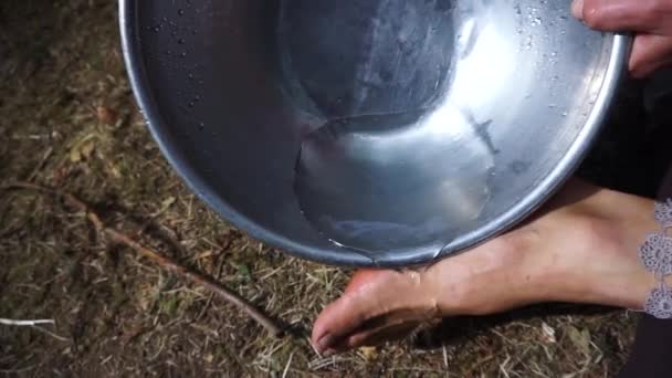 Cleaning Dirty Blistered Callused Feet Festival — Stockvideo