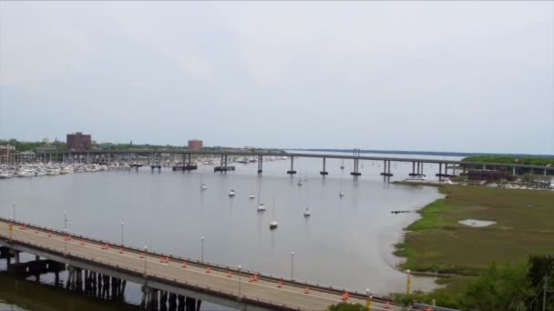 Disparo Aéreo Aviones Tripulados Barcos Agua Día Nublado Cerca Charleston — Vídeo de stock