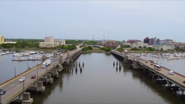 Aerial Drone Shot Push Bridges Leading Downtown Charleston — Stockvideo