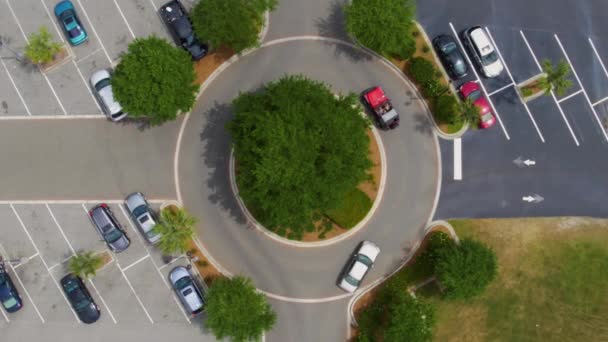 Cars Circle Roundabout Luchtfoto Drone Shot Zonnige Dag Recht Naar — Stockvideo