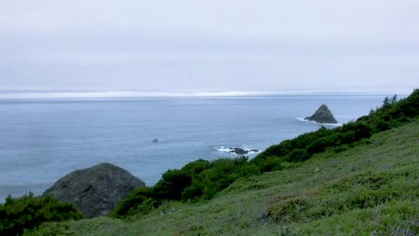 Una Piccola Barca Pesca Attraversa Oceano Pacifico Lontananza Isola Rocciosa — Video Stock