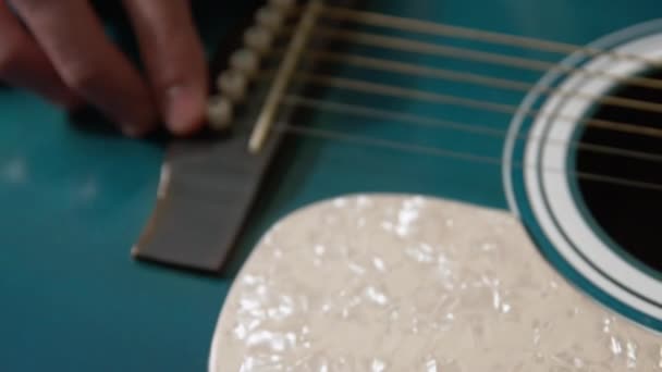 Mostrando Nuevas Clavijas Una Guitarra Recién Restaurada — Vídeos de Stock