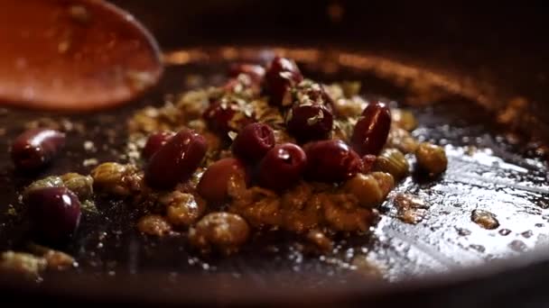 Kryddor Strödda Till Stekt Italiensk Maträtt — Stockvideo