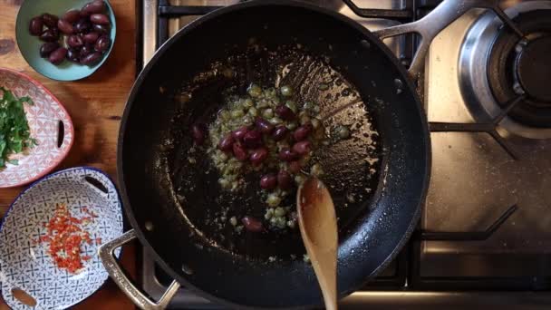 Kızartma Tavasında Bir Şef Tarafından Pişirilen Talyan Yemeklerinin Genel Zamanlaması — Stok video