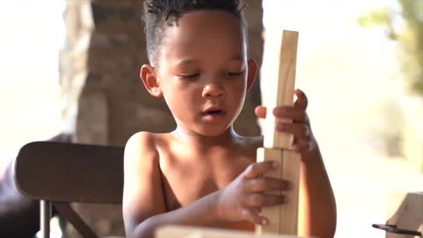 Sul Africano Pequeno Velho Menino Brincando Com Blocos Bem Irmã — Vídeo de Stock