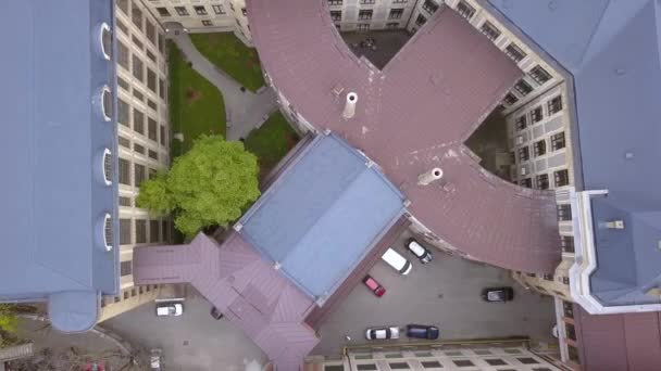 Aerial Drone Strzał Ciągnący Prosto Górę Ujawnienie Budynku Połowy Wieku — Wideo stockowe