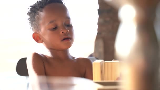 Panning Shots Van Kleine Zuid Afrikaanse Jongen Kijken Naar Blokken — Stockvideo