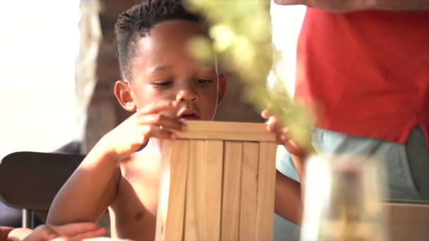 Dél Afrikai Gyerek Építőkockákkal Játszik Aztán Elesik Nagyon Édesen Nevet — Stock videók