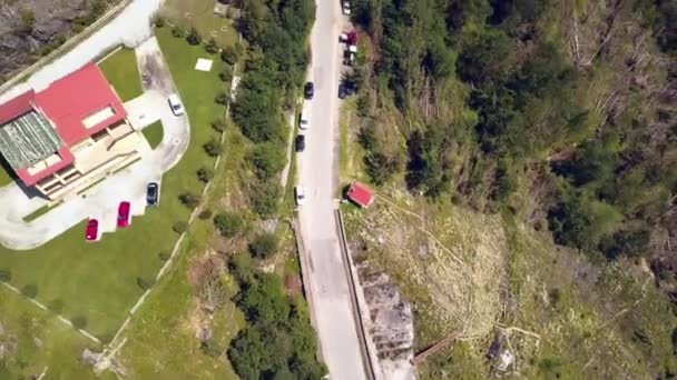 Gros Plan Drone Aérien Suivre Une Route Travers Les Montagnes — Video