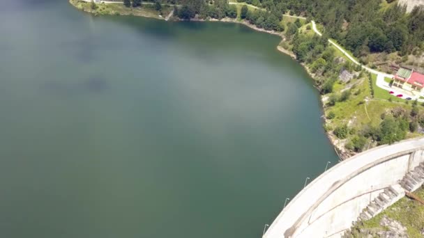 Aerial Shot Starting Large Dam Revealing Seaside Mountain Village — Vídeos de Stock