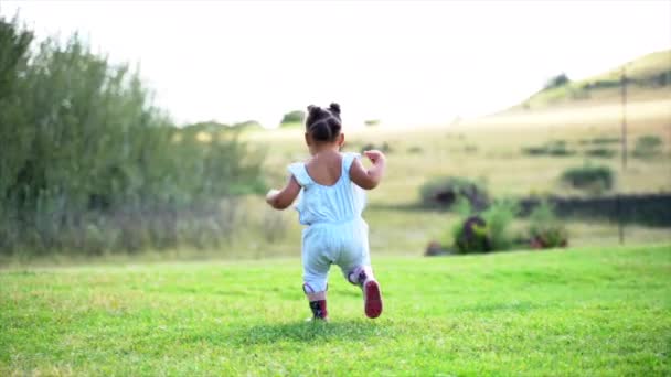 2岁的南非女孩从摄像机前跑开 — 图库视频影像