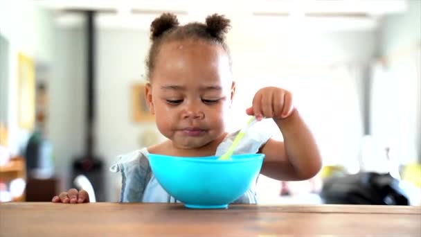 Gadis Muda Afrika Selatan Makan Siang Dengan Mangkuk Biru — Stok Video