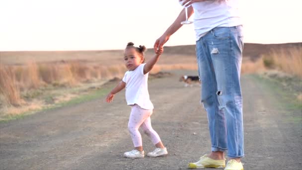 Daughter Mother Walking Dirt Road While Daughter Pulling Mothers Hand — Αρχείο Βίντεο