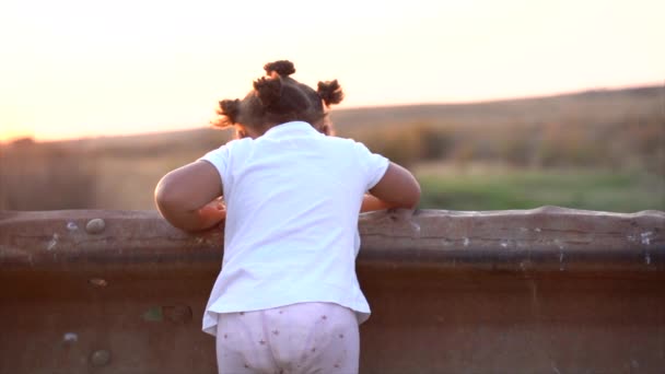 Young South African Girl Looking Bridge Barrier Waving Her Reflection — Vídeo de Stock