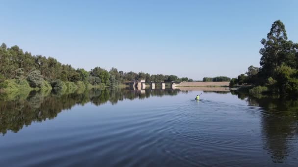 Footage Man Canoeing Dam — Stockvideo