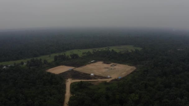 Überflug Einer Ölplattform Der Aufbauphase Wald — Stockvideo