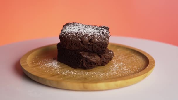 Видео Вкусного Шоколадного Кекса Сахарным Покрытием Вращающимся Деревянной Тарелке — стоковое видео
