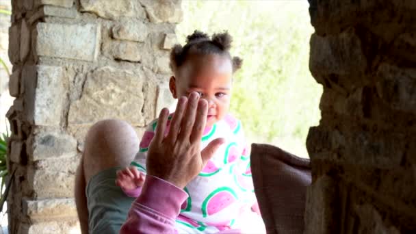 Dziecko Maluch Siedzi Jej Tata Podczas Zabawy Piąteczka Piątka — Wideo stockowe