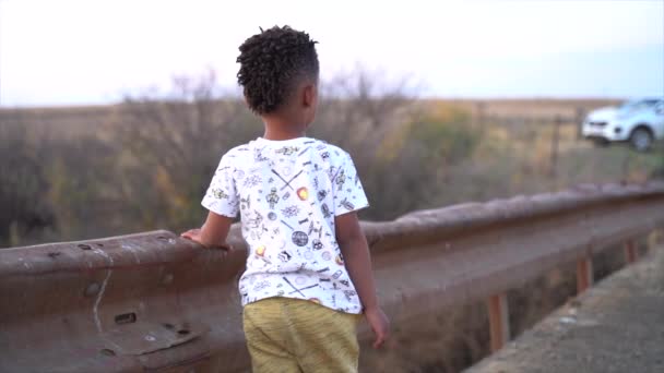 Malý Jihoafrický Chlapec Stojí Mostě Drží Stavby Zimní Krajině Soumraku — Stock video
