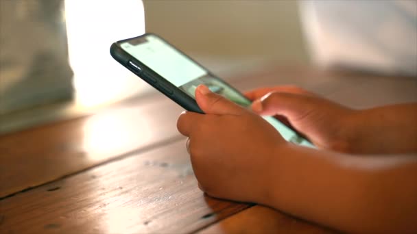 Niño Negro Pequeño Usando Teléfono Móvil — Vídeos de Stock