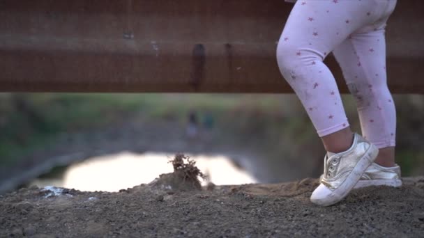 Piccola Ragazza Nera Sudafricana Che Balla Ponte Basso Paesaggio Invernale — Video Stock