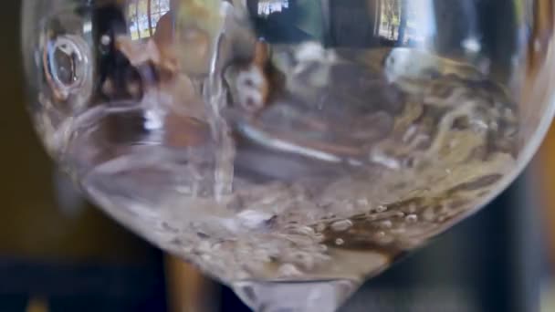 Lambat Gerak Tuangkan Anggur Putih Dalam Gelas Menghasilkan Banyak Gelembung — Stok Video