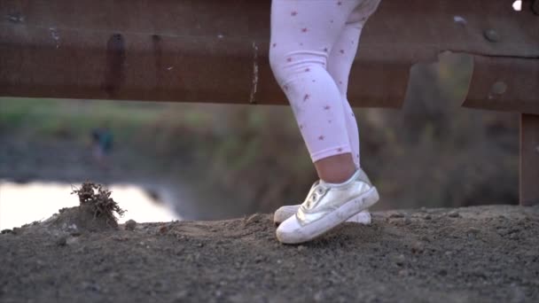 Kleines Schwarzes Südafrikanisches Mädchen Steht Auf Grauem Sand Und Zeigt — Stockvideo