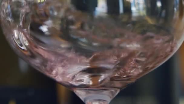 Розу Повільного Руху Вливають Склянку Виробляючи Багато Окиснених Бульбашок — стокове відео