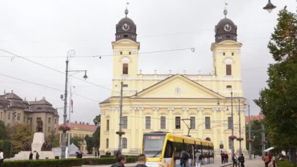 Imágenes Una Iglesia Plaza Principal Debrecen Vida Ciudad Con Gente — Vídeos de Stock