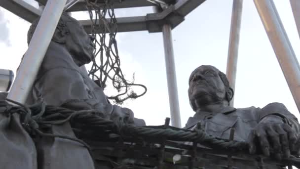 Статуя Близнята Європа Хлопці Дивляться Вгору — стокове відео