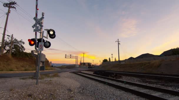 Otomobiller Kamyonlar Demiryolu Demiryolu Geçidinde Yol Aydınlanmaya Kapılar Kapanmaya Başladığında — Stok video