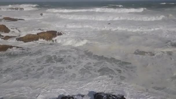 Aerial Rows Ocean Waves Break Whitewater Shoreline Rocks — стоковое видео