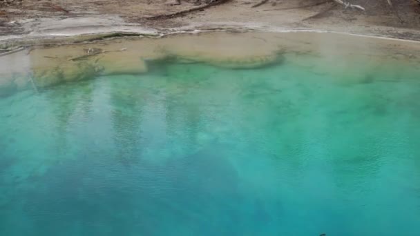 Steamy Aqua Marine Blue Crystal Clear Blue Volcanic Pond — Stock Video