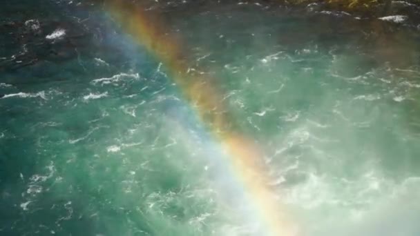 黄色い石の国立公園のグランドキャニオンの滝の上の霧の中で虹がカラフルに発生します — ストック動画